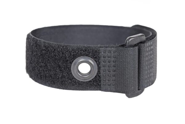 Closed grommet cinch strap